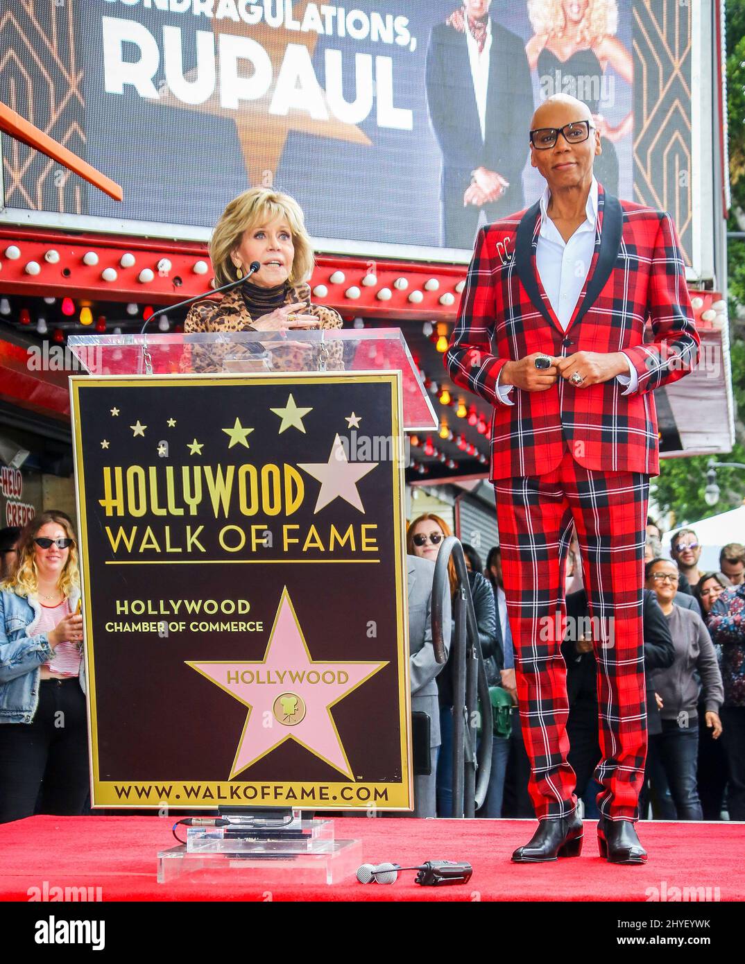 Jane Fonda begleitet RuPaul bei ihrer Hollywood Walk of Fame-Starzeremonie am 16. März 2018 in Hollywood, CA. Stockfoto