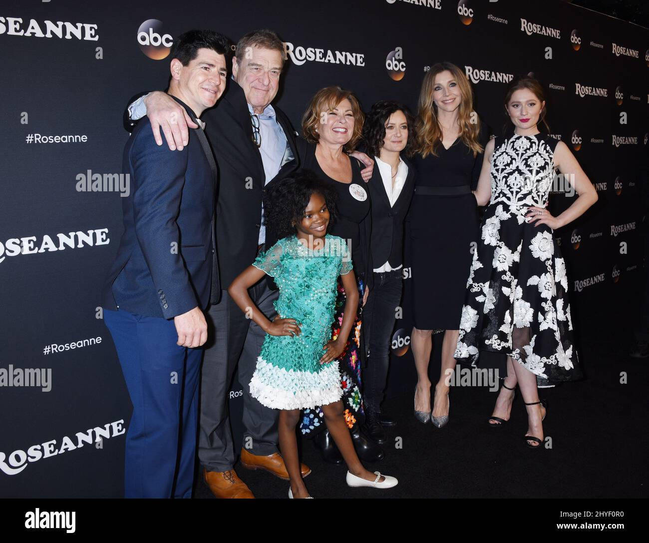 Michael Fishman, John Goodman, Roseanne Barr, Sara Gilbert, Sarah Chalke, Emma Kenney und Jayden Rey bei der Premiere der ABC-Serie „Roseanne“, die am 23. März 2018 im Walt Disney Studios Lot Theatre in Burbank stattfand Stockfoto