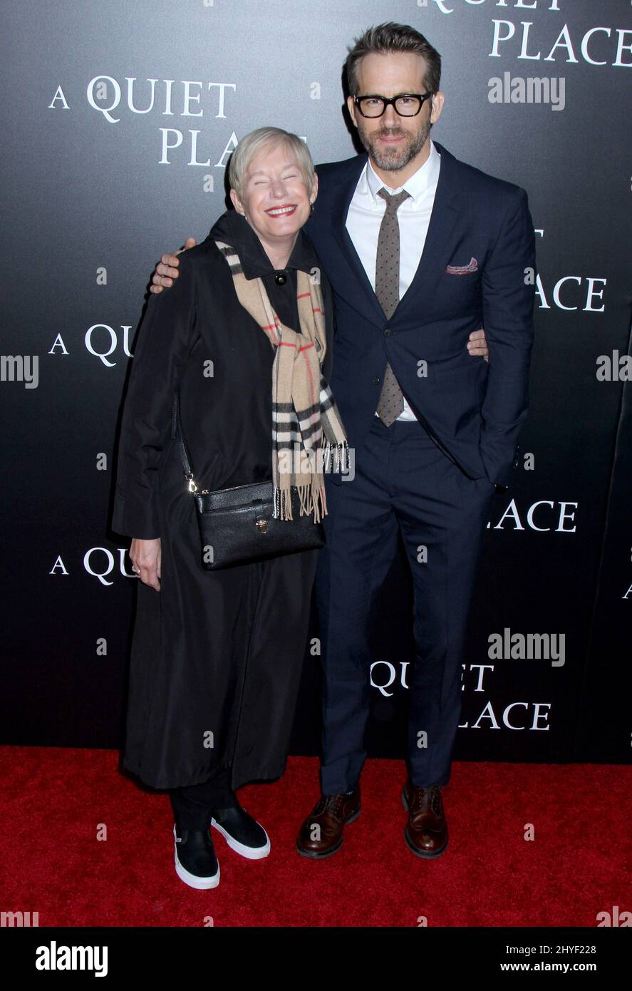 Ryan Reynolds & Mutter Tammy Reynolds bei der Premiere „A Quiet Place“ auf dem AMC Lincoln Square in New York, USA Stockfoto