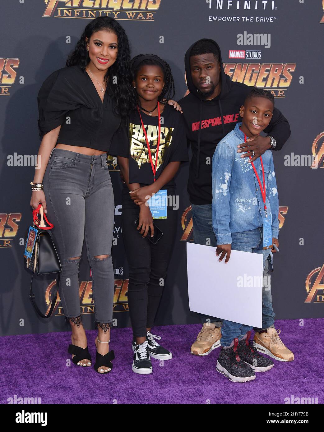 Kevin Hart und Eniko Parrish bei der Weltpremiere von Avengers: Unendlichkeit war, die im El Capitan Theatre in Hollywood, Kalifornien, stattfand Stockfoto