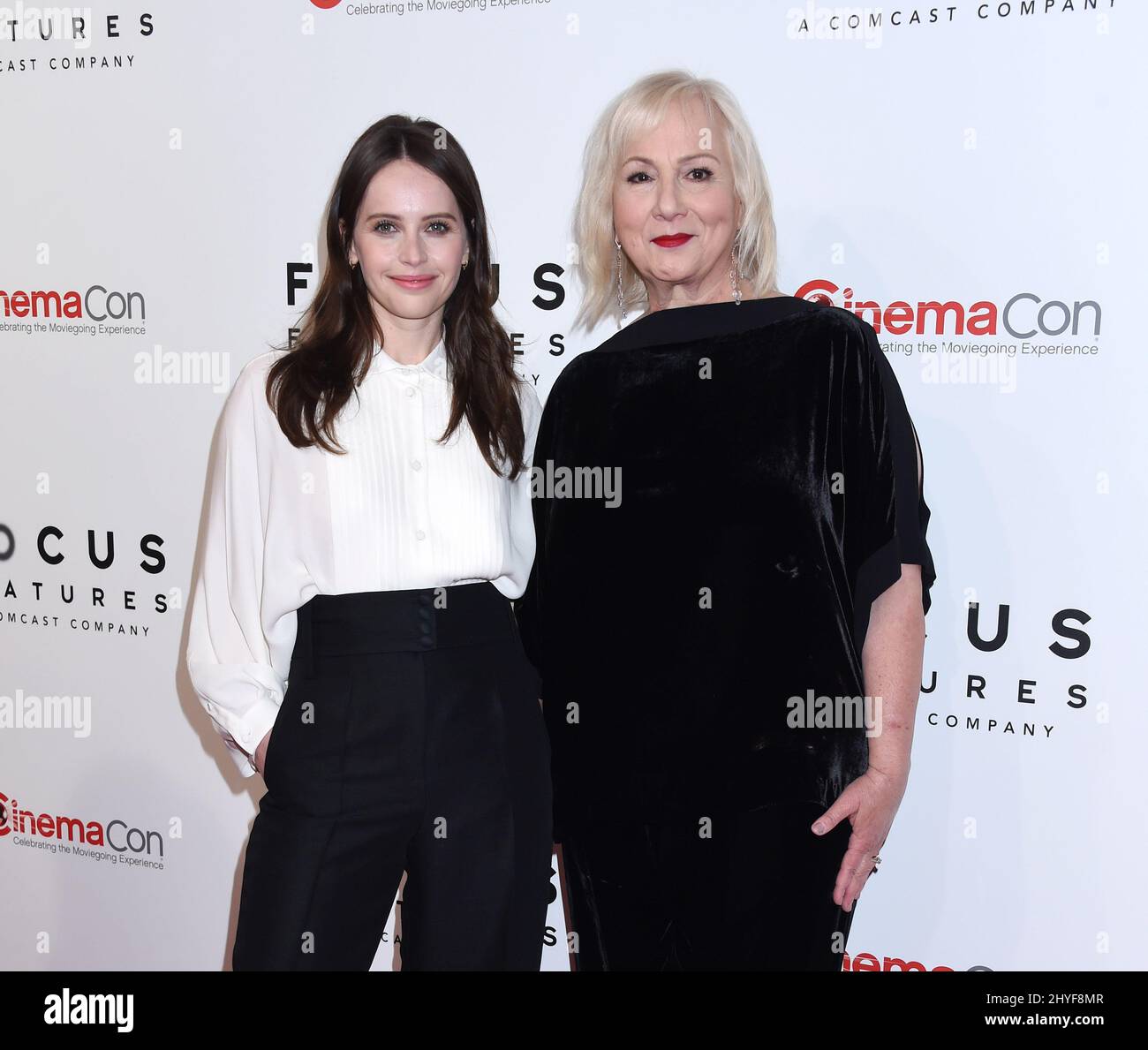 Felicity Jones und Mimi Leder nehmen am 25. April 2018 an den Focus Features auf der CinemaCon in Las Vegas, USA, Teil. Stockfoto