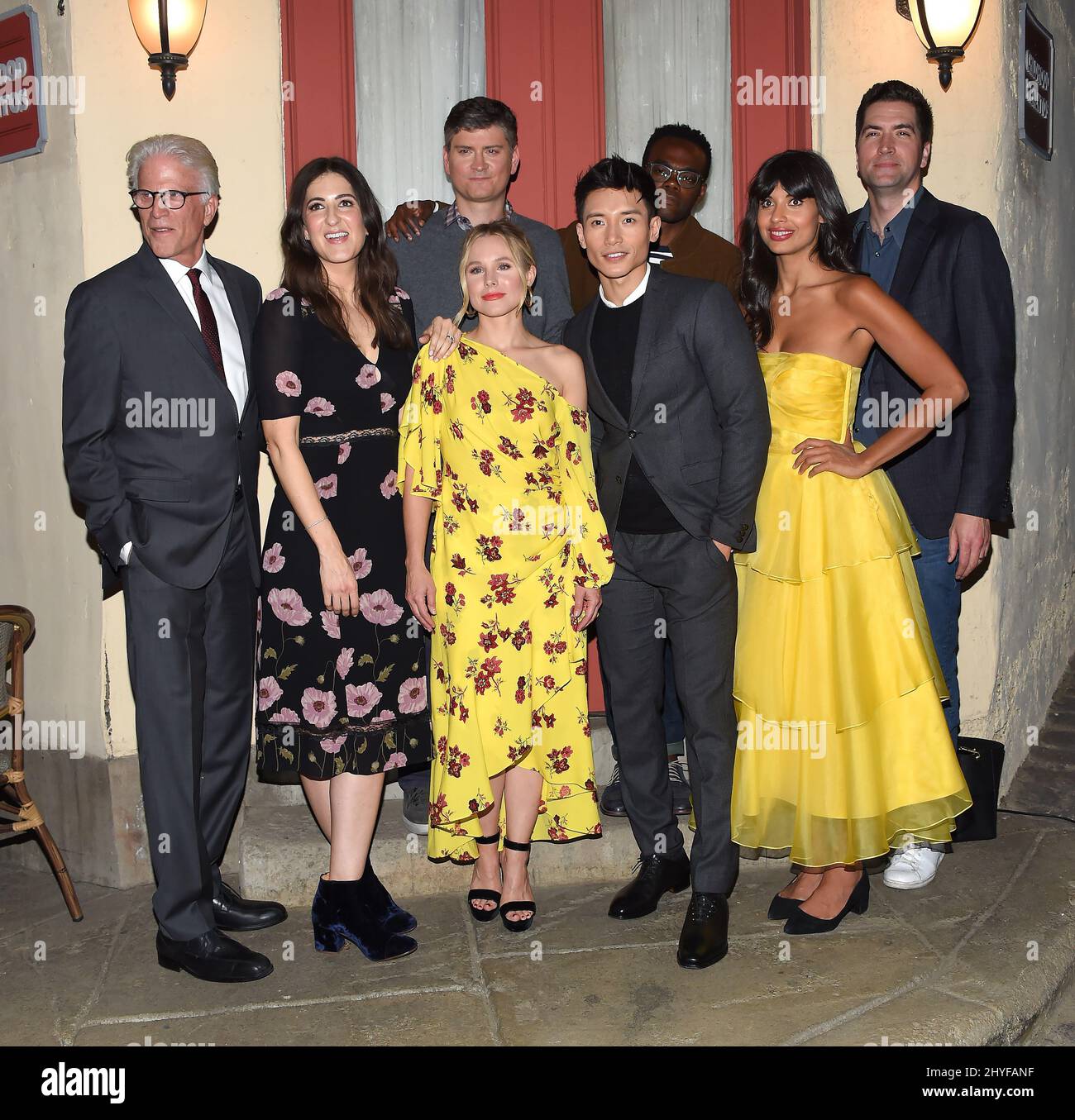 Ted Danson, D'Arcy Carden, Kristen Bell, Manny Jacinto und William, die am 4. Mai 2018 in Universal City, CA, an der Veranstaltung „The Good Place“ FYC in den Universal Studios Back Lot teilgenommen haben. Stockfoto