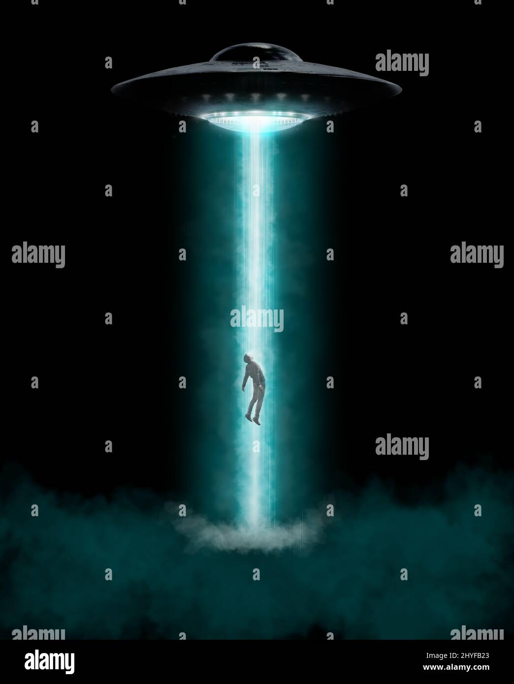 Mann wird von UFO entführt - Alien Entführung Konzept Stockfoto