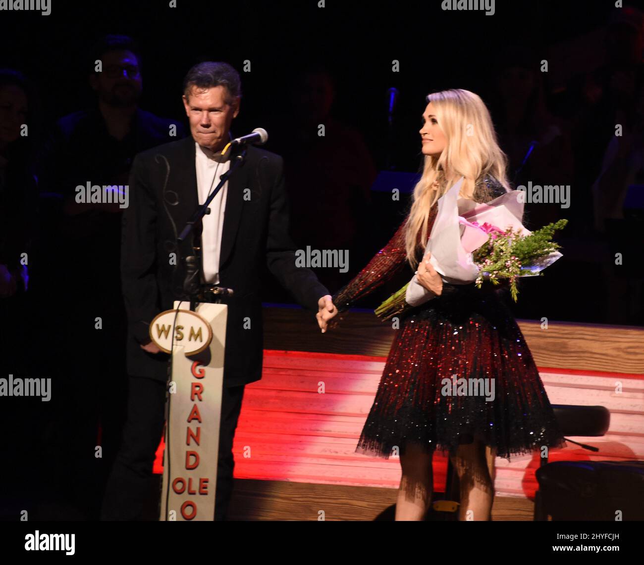 Carrie Underwood ist überrascht von Randy Travis, als sie am 11. Mai 2018 in Nashville, Tennessee, 10 Jahre als Mitglied der Grand Ole Opry feiert Stockfoto