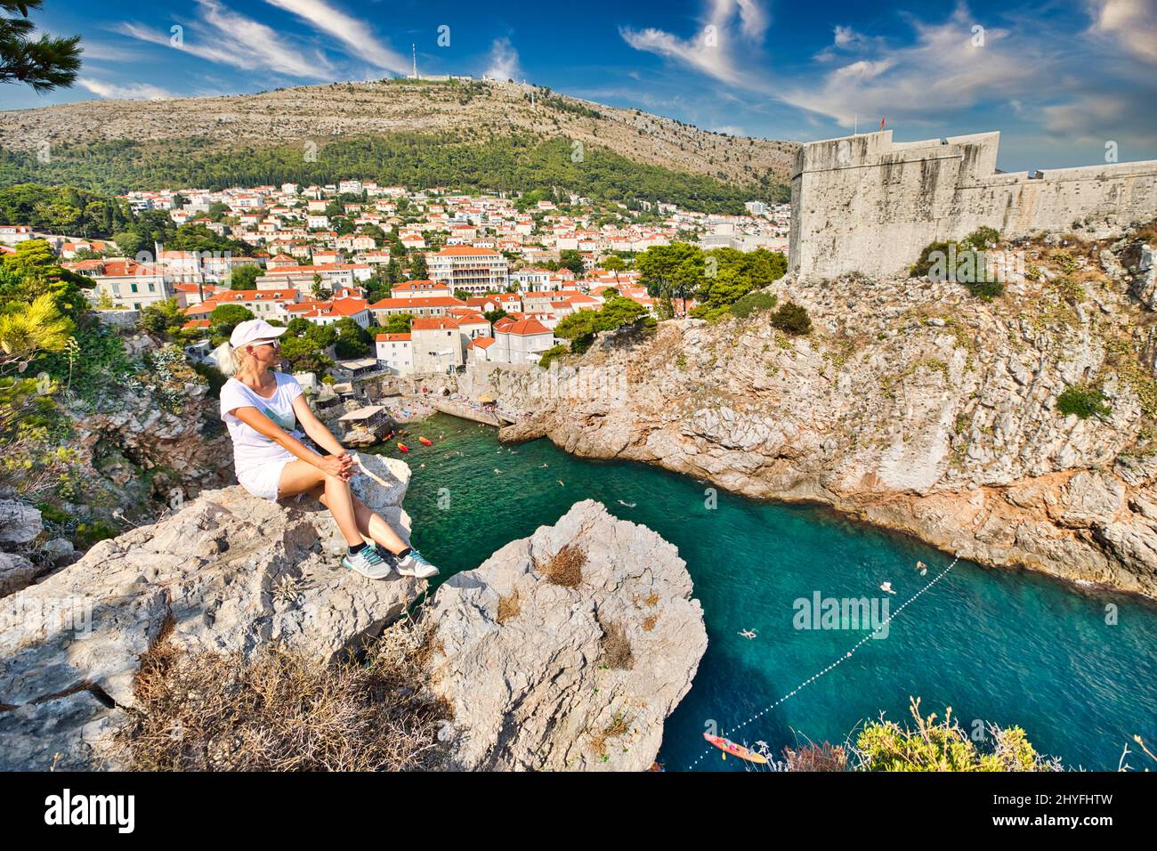 Dubrovnik Stadtbild mit Fort Bokar in Kroatien von Dalmatien. UNESCO venezianische Architektur. Frau auf der Festung Lovrijenac, über dem Westhafen Stockfoto