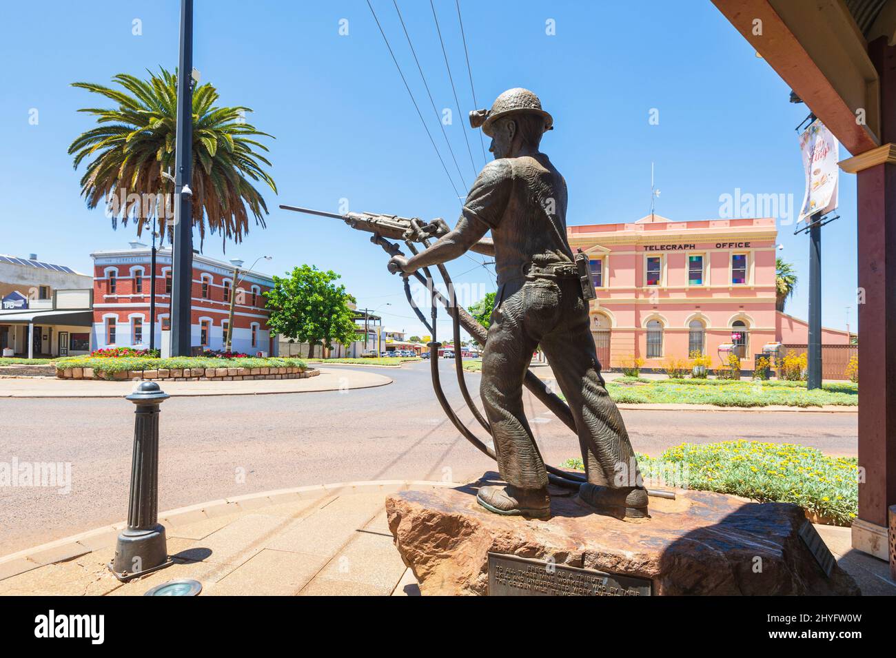 Bronzestatue Memmorial für verstorbene Goldminen, Burt Street, Kalgoorlie Boulder Main Street, Western Australia, WA, Australien Stockfoto