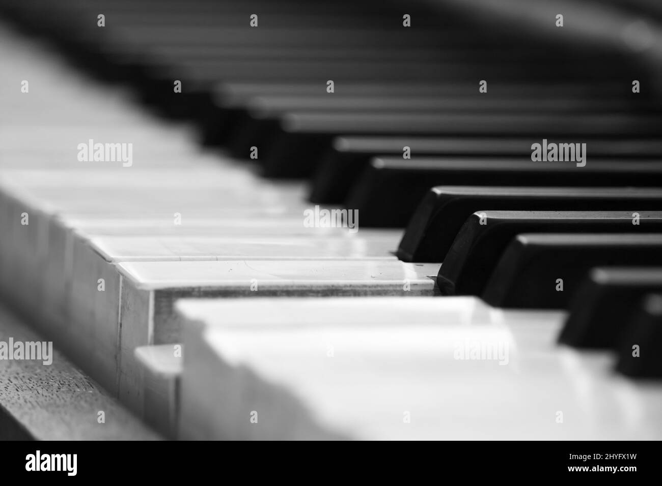 Selektive Fokusaufnahme eines gebrochenen Klavierschlüssels Stockfoto