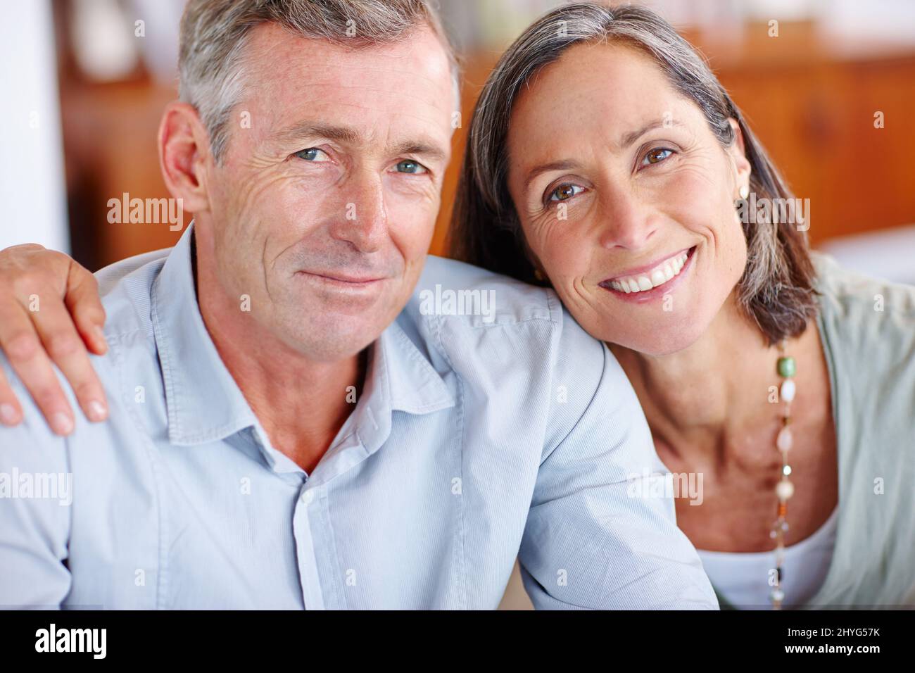 Echte Lebenspartner. Porträt eines liebevollen reifen Paares zu Hause. Stockfoto
