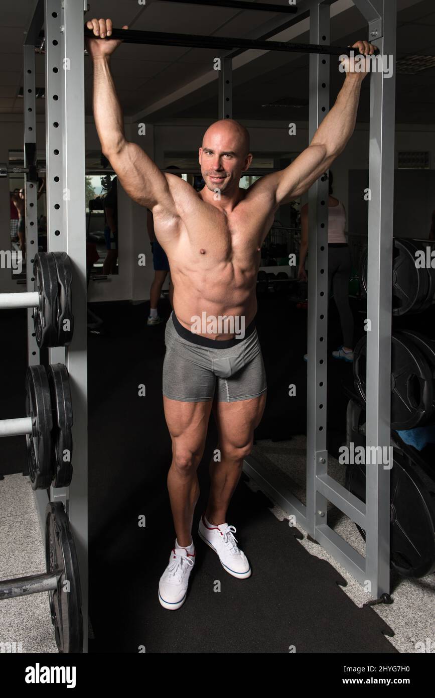 Porträt Eines jungen körperlich fit Mann zeigt seinen gut ausgebildeten Körper - muskulösen Athletic Bodybuilder Stockfoto