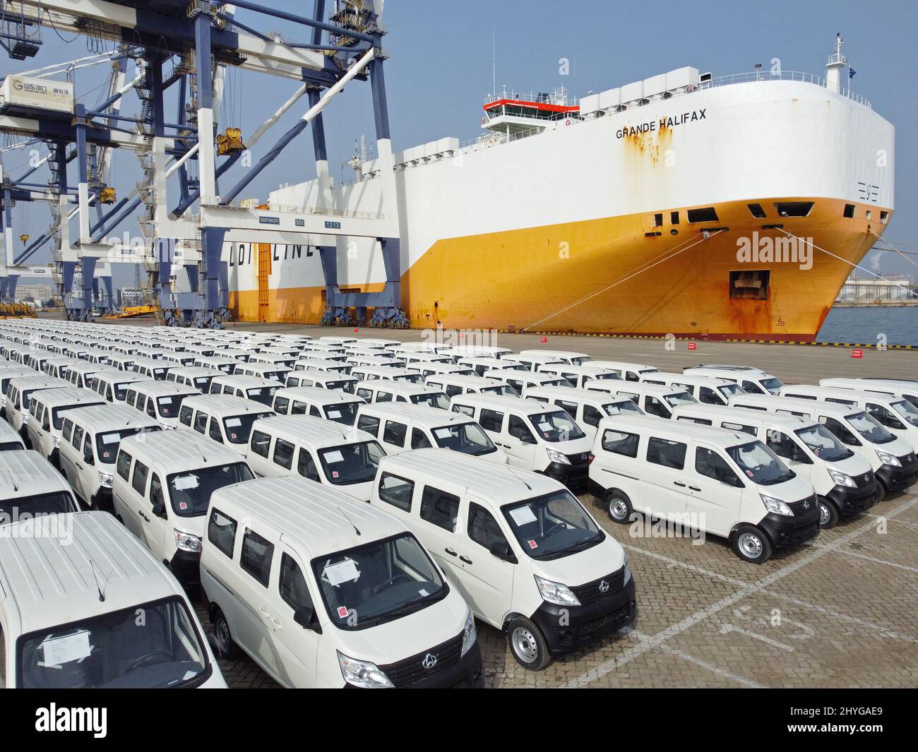 Eine große Anzahl von Nutzfahrzeugen wartet auf die Beladung im Hafen von Yantai, der ostchinesischen Provinz Shandong, 15. März 2022. Laut China Stockfoto