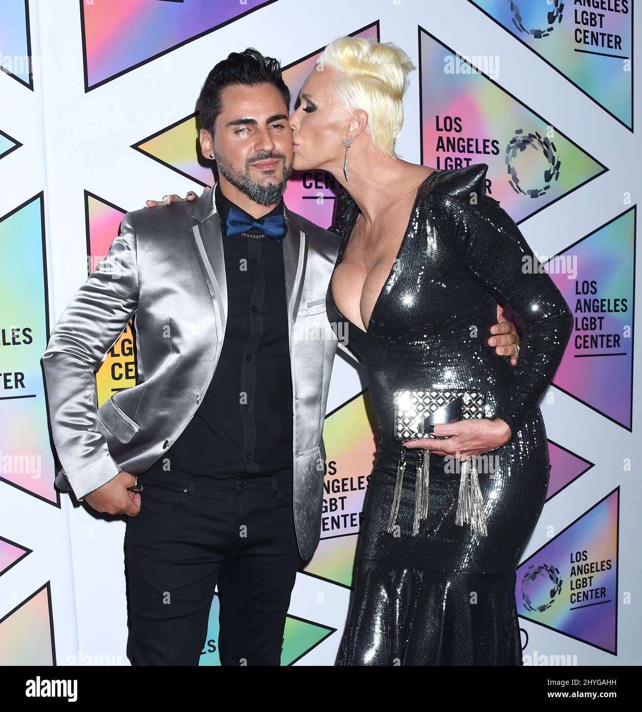 Brigitte Nielsen und Mattia Dess¬ nahmen an der Gala Vanguard Awards zum 49.-jährigen Bestehen des LGBT Centers in Los Angeles im Beverly Hilton Hotel in Los Angeles, Kalifornien, Teil Stockfoto