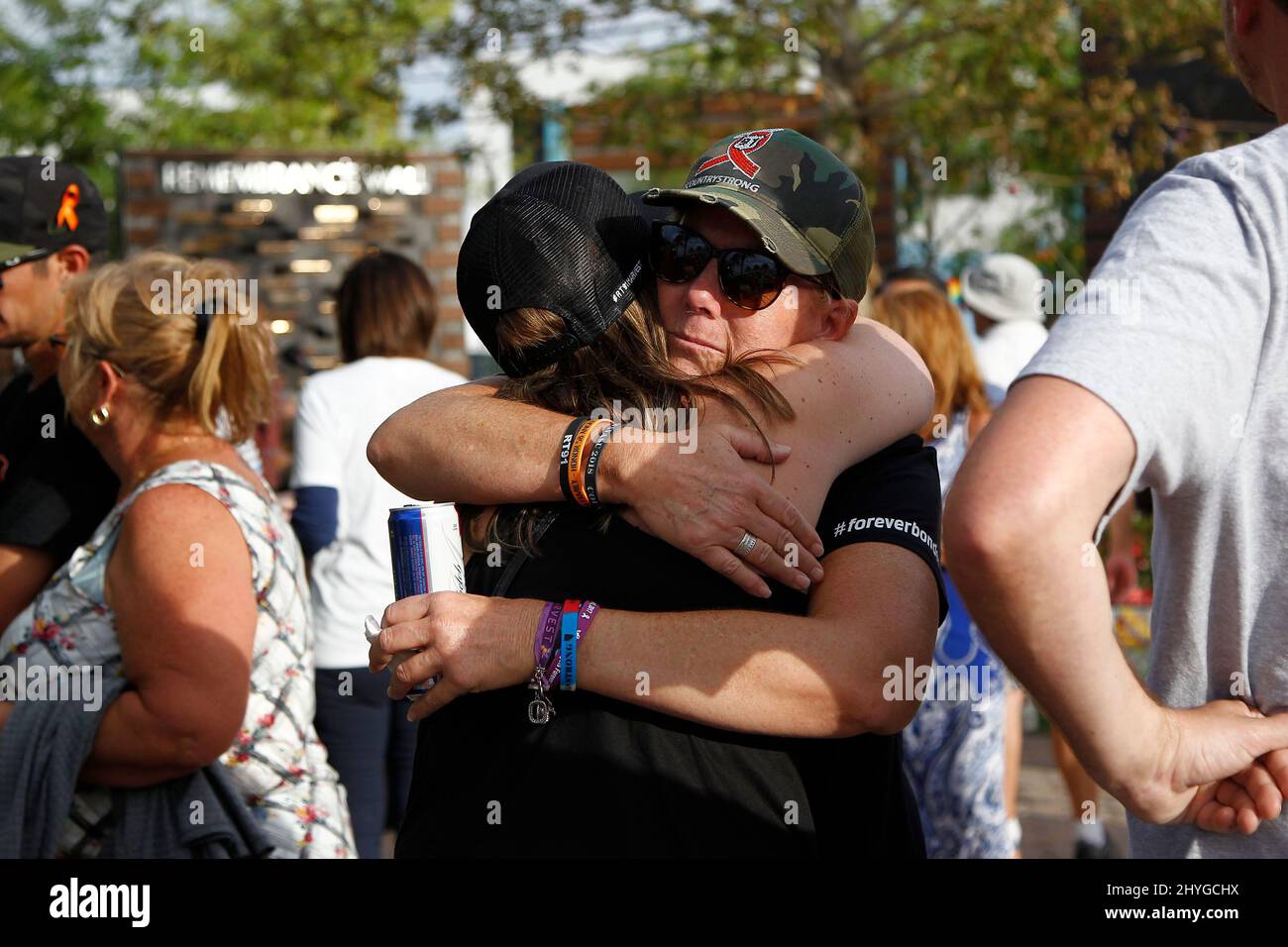 1. Oktober 2018 Las Vegas, NV. Die Überlebenden der Route 91 feiern das einjährige Jubiläum des Massenschießens der Route 91 am Denkmal „Healing Gardens“ Stockfoto