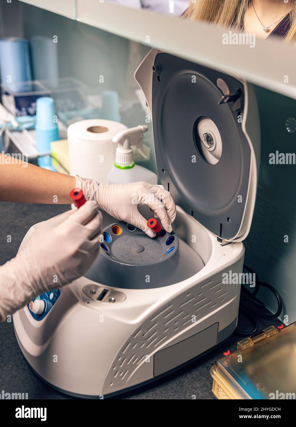 Blutproben, die im Labor des Krankenhauses getestet wurden. Der Arzt forscht im Labor an der Zentrifuge. Stockfoto