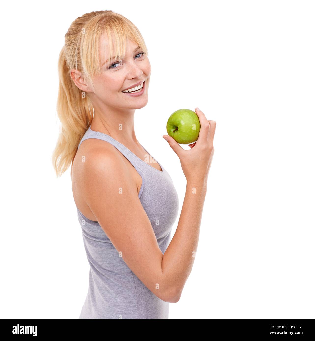 Alles, was ich esse, ist gut für mich. Studioporträt einer attraktiven blonden Frau, die einen Apfel hält. Stockfoto