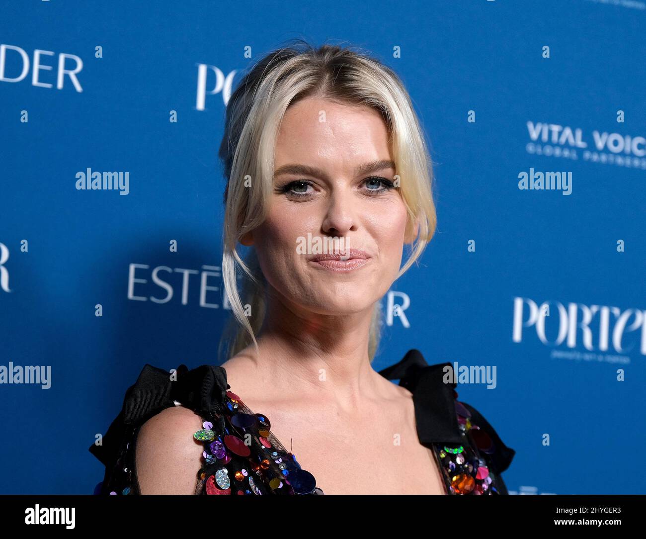 Alice Eve kommt bei der dritten jährlichen Incredible Women Gala von Porter mit der Vorsitzenden von Universal Pictures, Donna Langley, in Zusammenarbeit mit Estee Lauder und zu Ehren von Vital Voices, die am 9. Oktober 2018 in Los Angeles, ca. Stockfoto