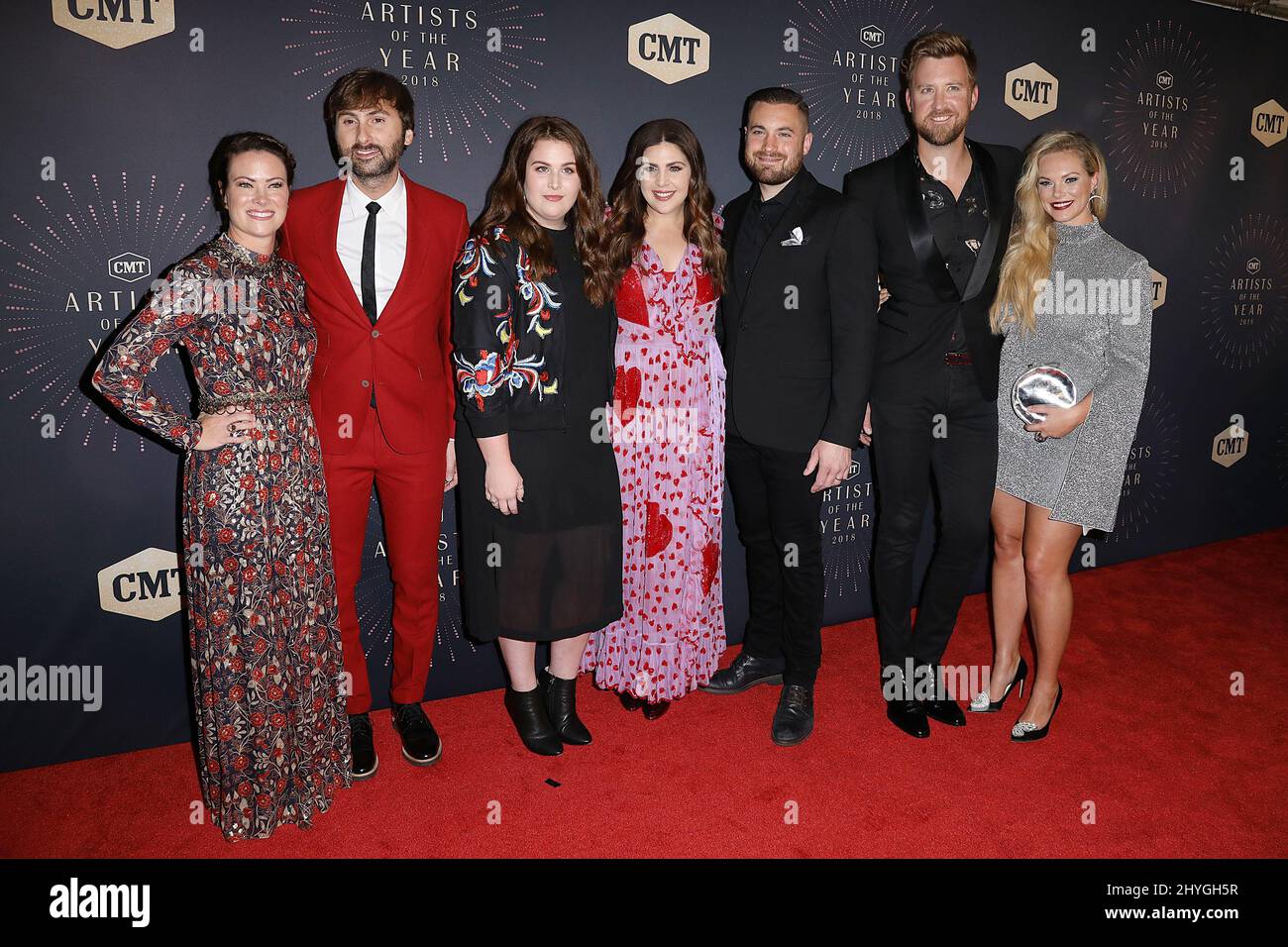 Dave Haywood und Hillary Scott und Charles Kelley von Lady Antebellum sowie die Ehegatten Chris Tyrell und Cassie McConnell und Kelli Cashiola nahmen an den CMT Artists of the Year 2018 in Nashville, Tennessee, USA, Teil Stockfoto