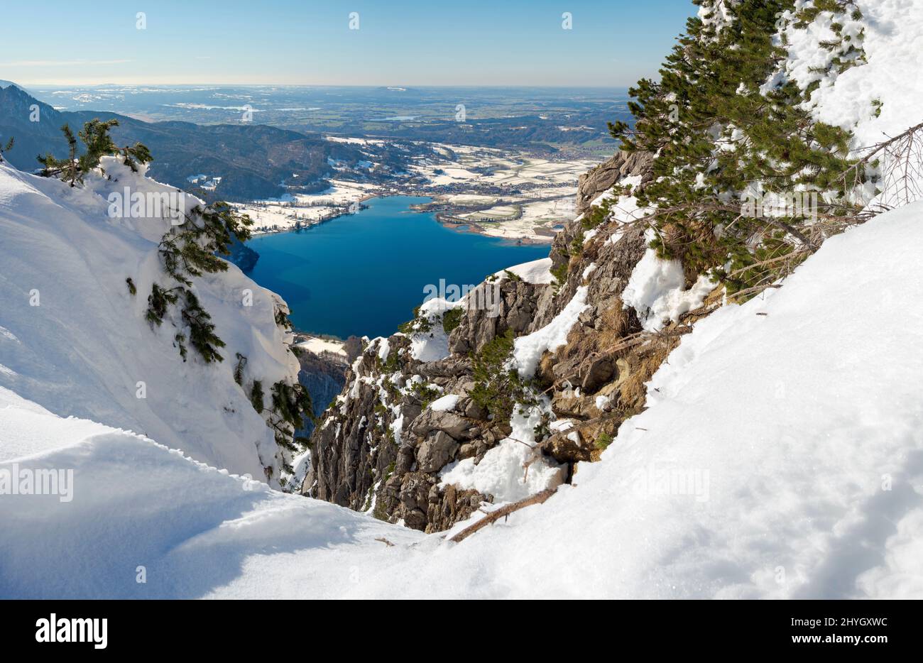 Blick auf den Kochelsee und die Ausläufer der Alpen bei München. Blick vom Mt. Jochberg am Walchensee im Winter in den bayerischen Alpen. Stockfoto