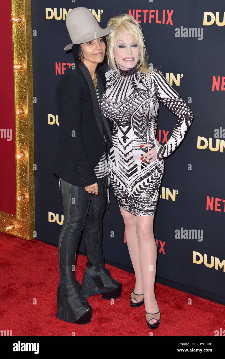 Linda Perry und Dolly Parton nahmen an der Weltpremiere VON DUMPLIN Teil, die in den TCL Chinese 6 Theatern in Los Angeles, Kalifornien, stattfand Stockfoto
