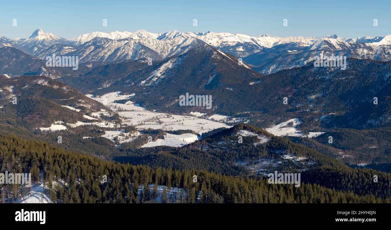 Blick Richtung Jachenau und Karwendel. Blick vom Mt. Jochberg am Walchensee im Winter in den bayerischen Alpen. Europa Deutschland, B Stockfoto