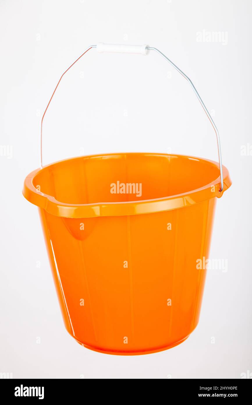 Orangefarbener Plastikeimer auf weißem Hintergrund Stockfoto