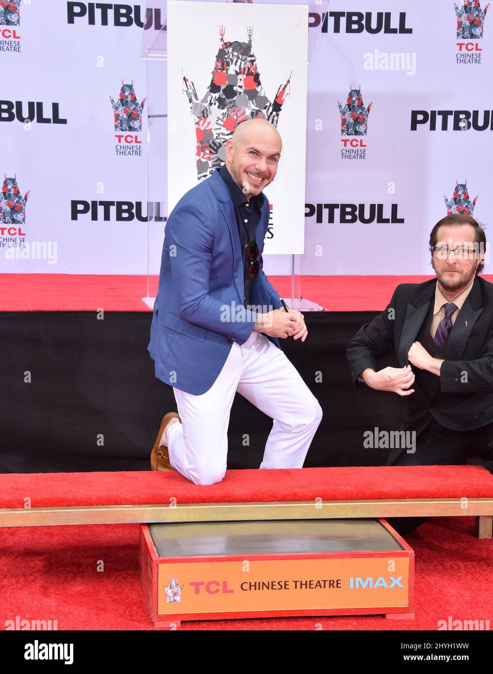 Pitbull wurde mit einer Hand- und Fußabdruck-Zeremonie geehrt, die am 14. Dezember 2018 im TCL Chinese Theatre in Hollywood, CA, abgehalten wurde. Stockfoto