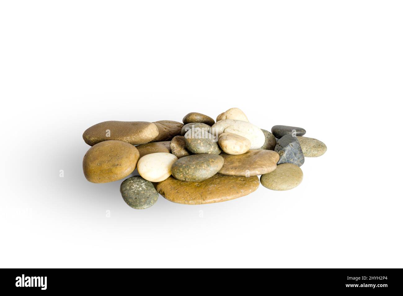 Ein Haufen glatter weißer, brauner und schwarzer Steine auf weißem Hintergrund. Stockfoto