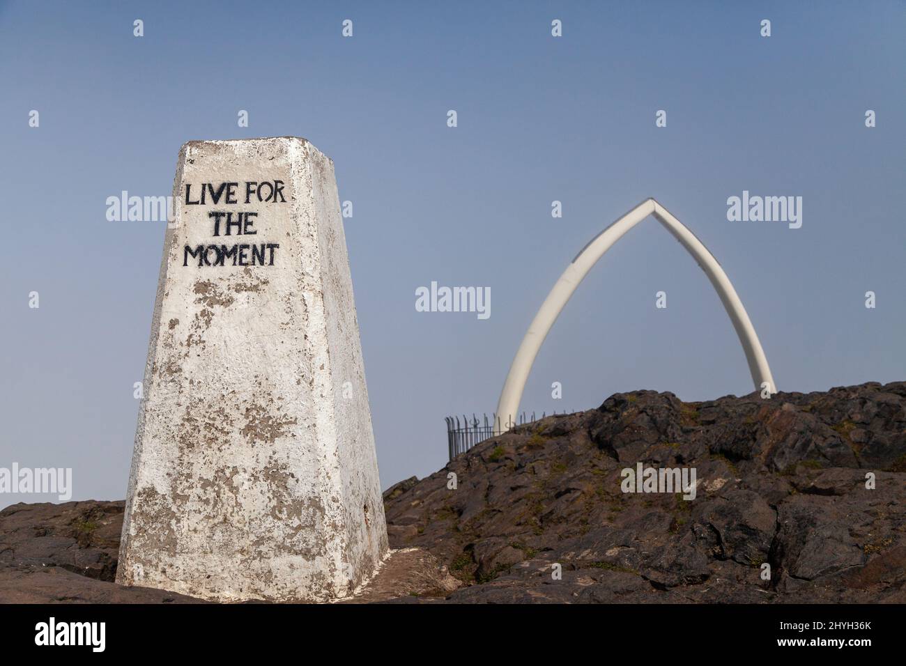 Live for the Moment gemalt auf dem trig Point an der Spitze von North Berwick Law. Stockfoto