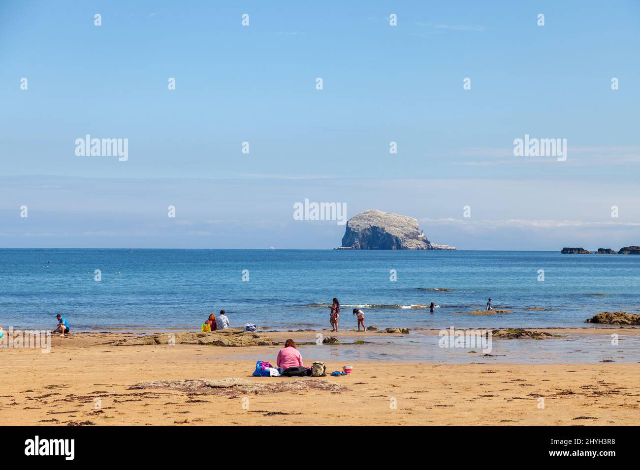 Menschen, die die Sommersonne am West Beach, North Berwick, genießen Stockfoto