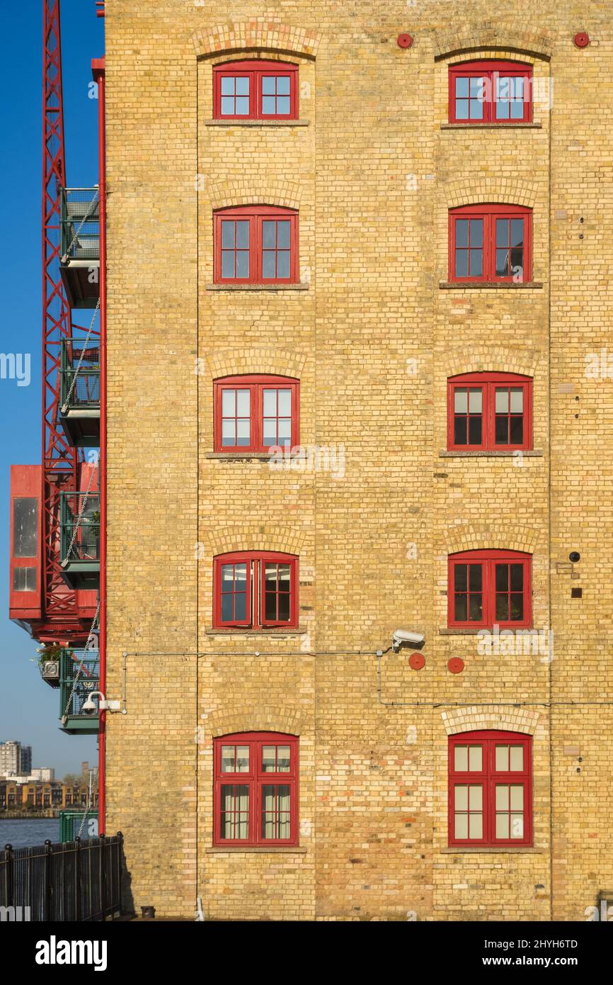 Riverside Umbauwohnungen für Lagerhäuser in Rotherhithe, London Stockfoto