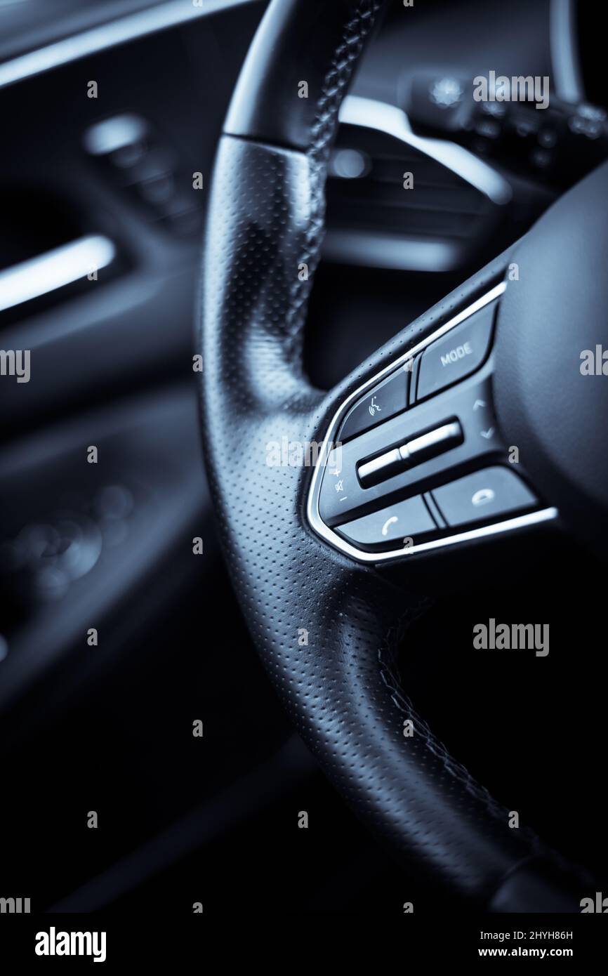 Modernes Auto-Lenkrad mit Multifunktionsschalter Stockfotografie - Alamy