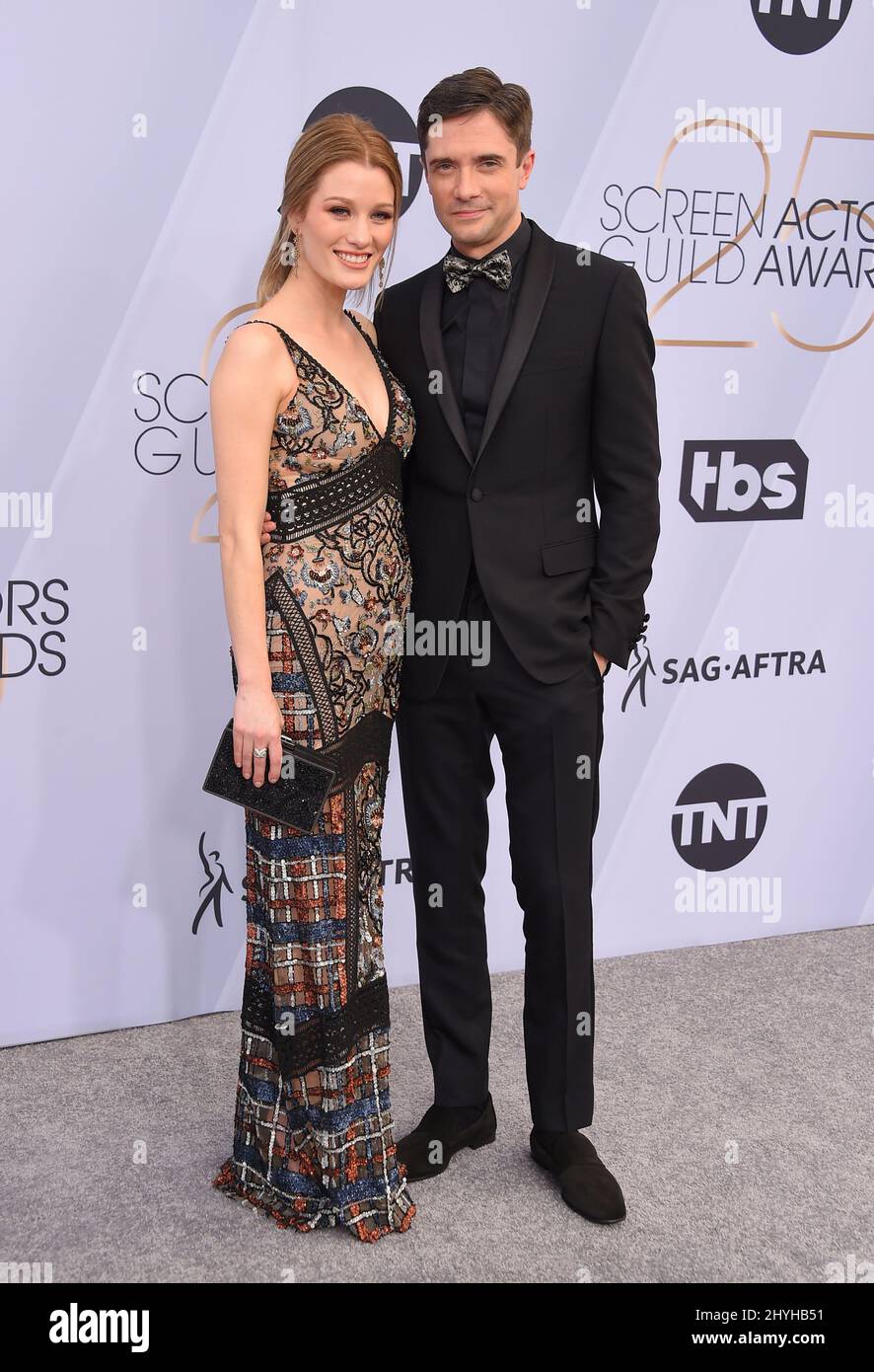 Topher Grace und Ashley Hinshaw nehmen an den Annual Screen Actors Guild Awards 25. im Shrine Auditorium Teil Stockfoto