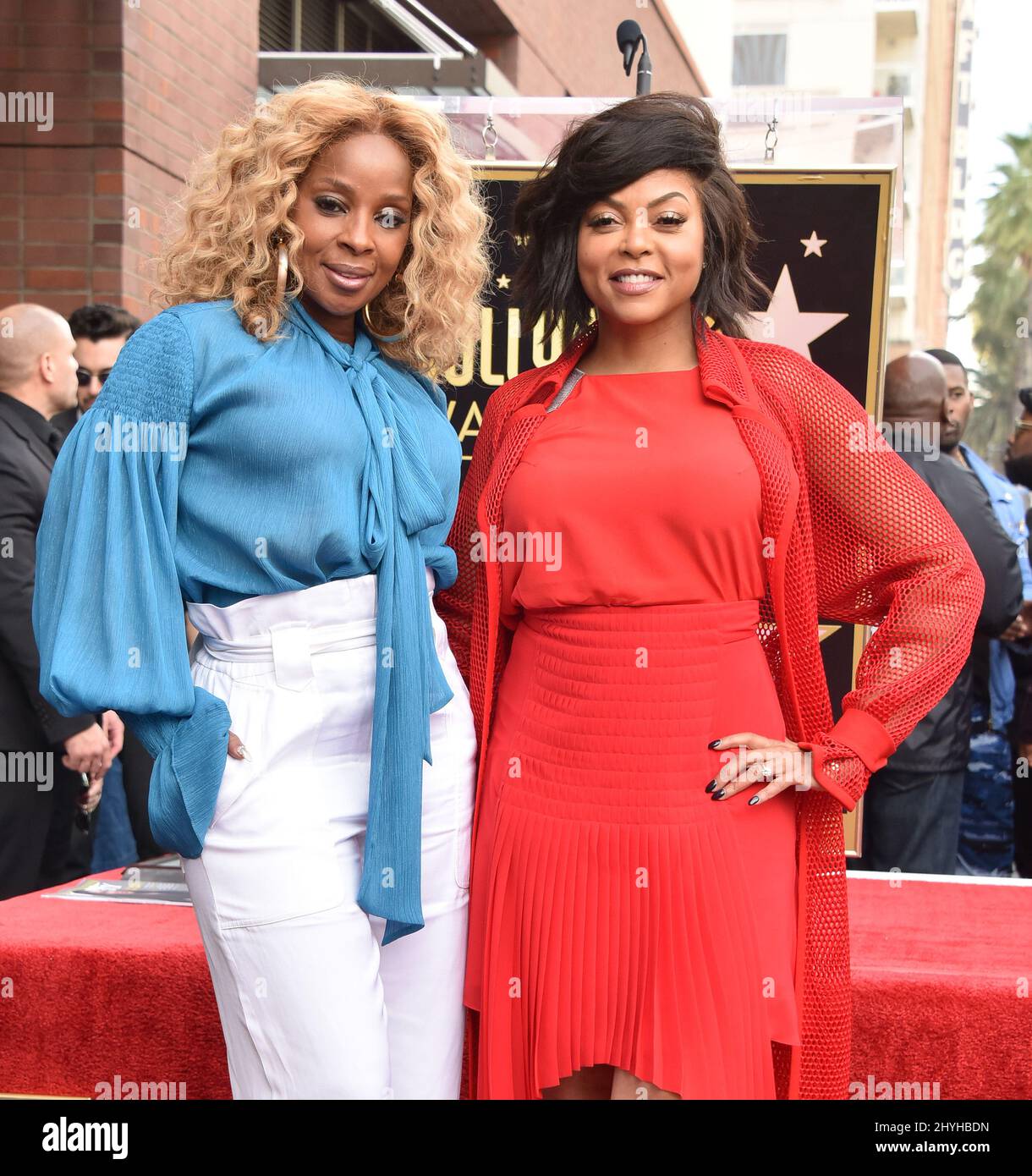 Mary J. Blige begleitet Taraji P. Henson bei ihrer Star-Zeremonie im Hollywood Walk of Fame Stockfoto