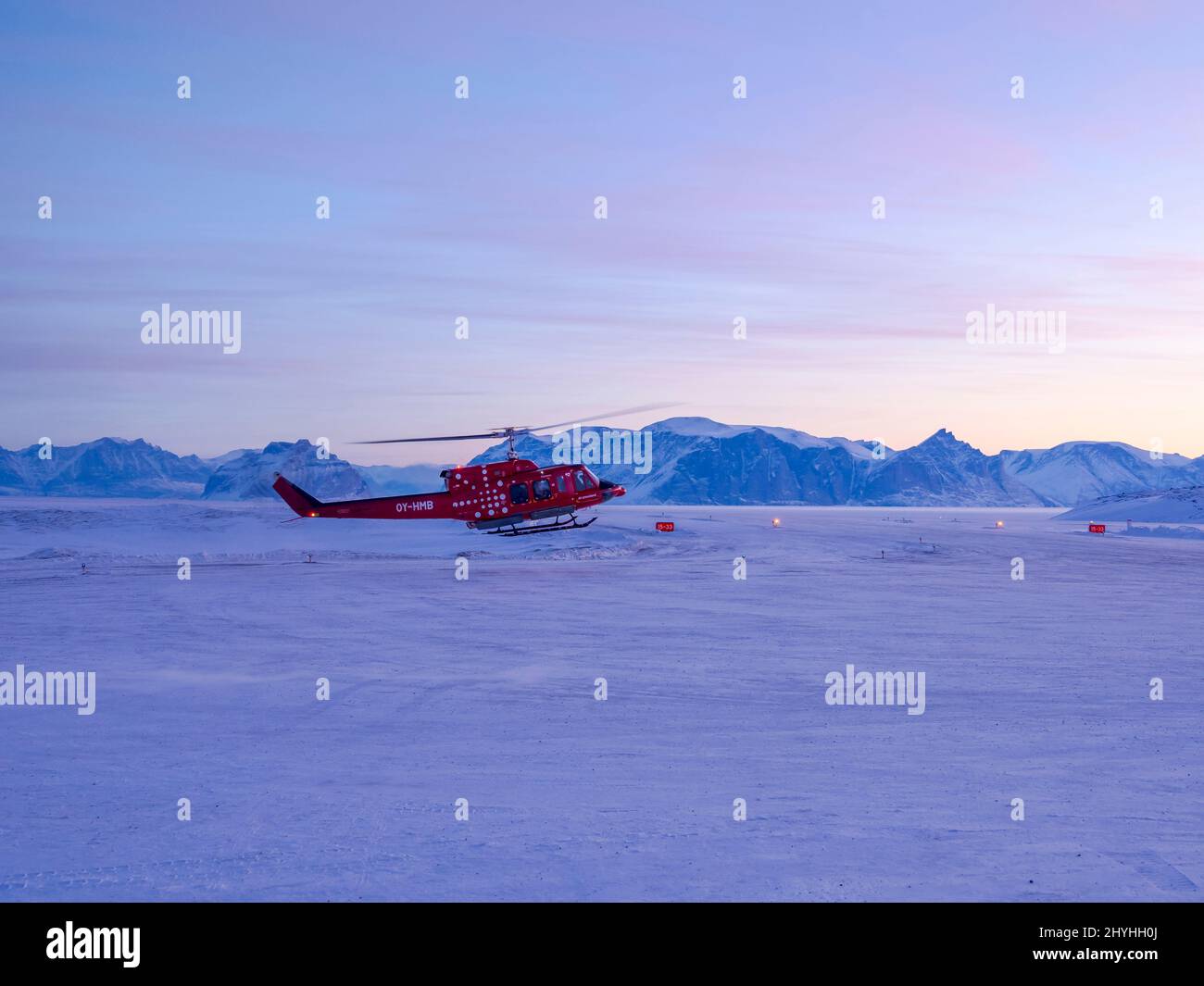 Air Greenland Bell 212. Flughafen Qaarsut in der Nähe von Uummannaq im Winter im nördlichen Westgreenland jenseits des arktischen Kreises. Nordamerika, Grönland, D Stockfoto