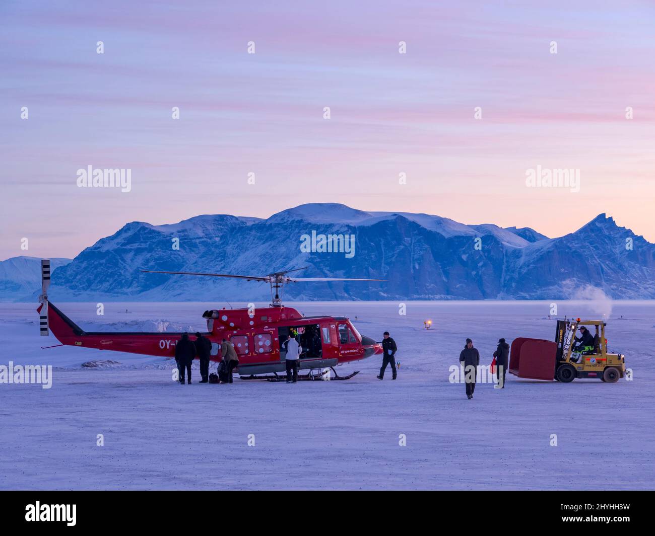 Air Greenland Bell 212. Flughafen Qaarsut in der Nähe von Uummannaq im Winter im nördlichen Westgreenland jenseits des arktischen Kreises. Nordamerika, Grönland, D Stockfoto