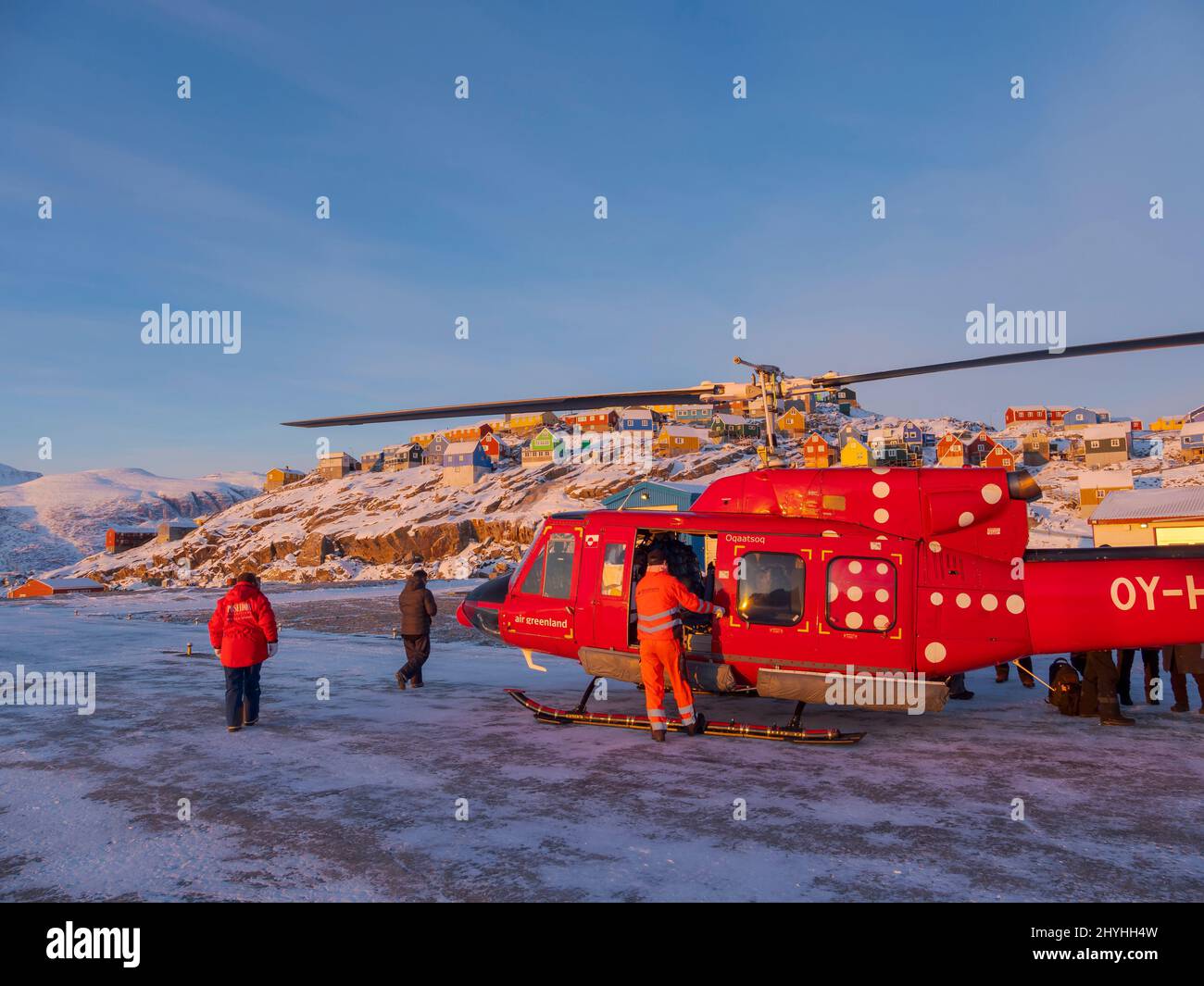 Air Greenland Bell 212 auf dem Hubschrauberlandeplatz von Uummannaq. Uummannaq im Winter im nördlichen Westgreenland jenseits des arktischen Kreises. Nordamerika, Greenl Stockfoto