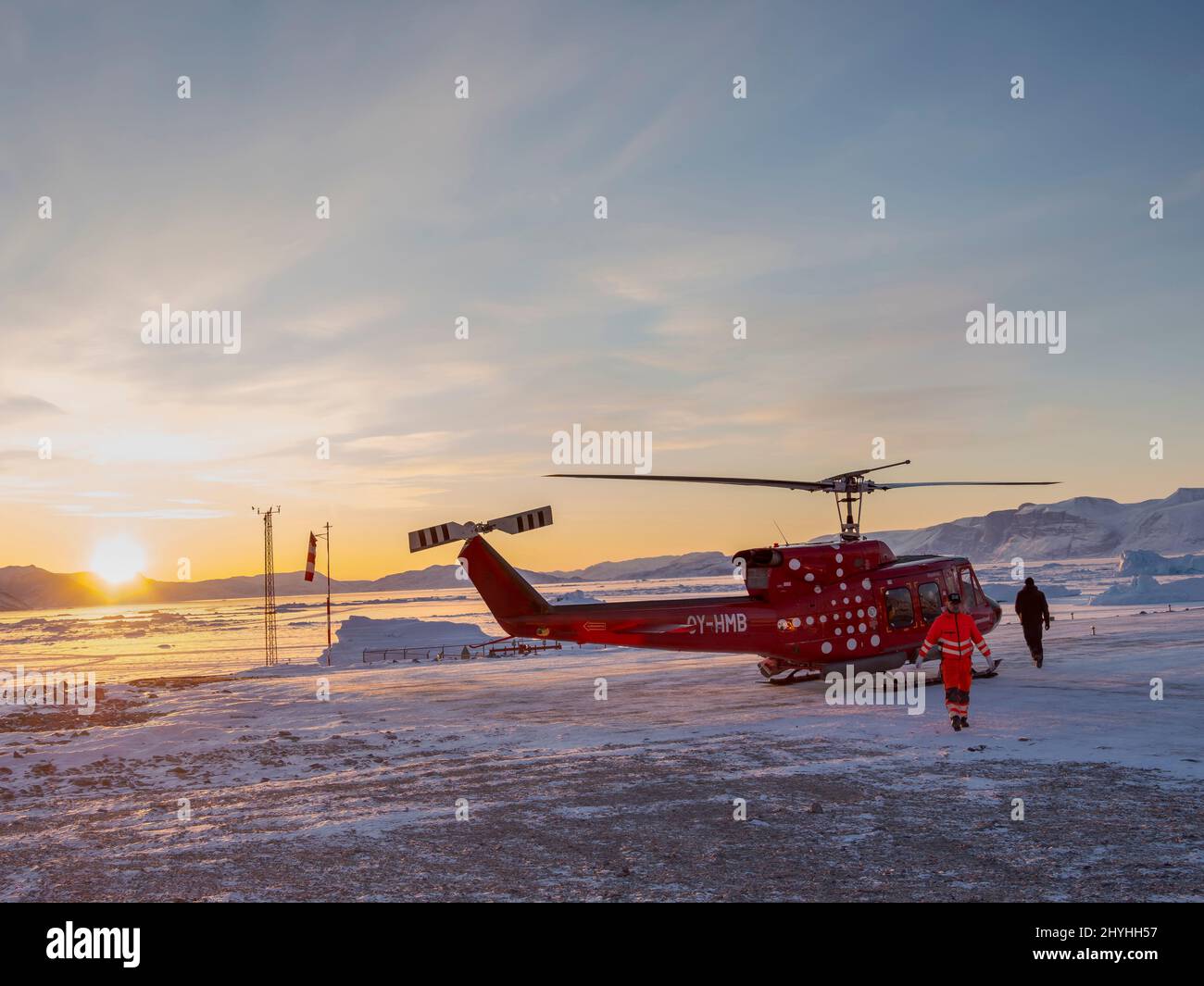 Air Greenland Bell 212 auf dem Hubschrauberlandeplatz von Uummannaq. Uummannaq im Winter im nördlichen Westgreenland jenseits des arktischen Kreises. Nordamerika, Greenl Stockfoto