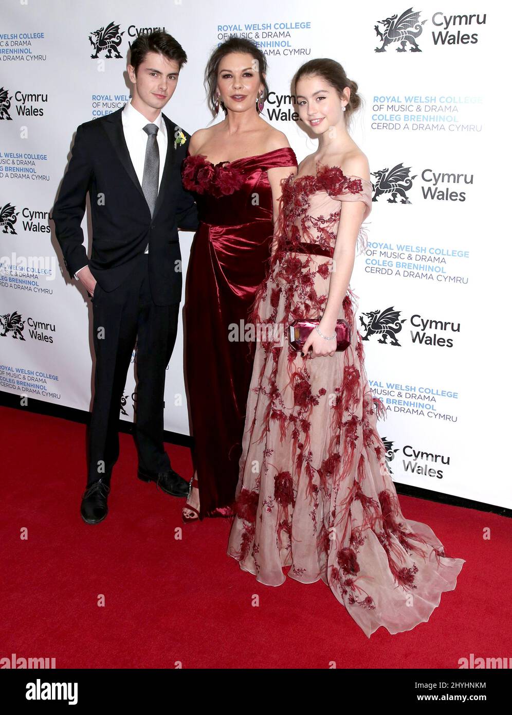 Catherine Zeta-Jones, Sohn Dylan Douglas und Tochter Carys Douglas, die Catherine Zeta-Jones besuchte, wurden vom Royal Welsh College of Music & Drama geehrt, das am 1. März 2019 im Rainbow Room stattfand Stockfoto