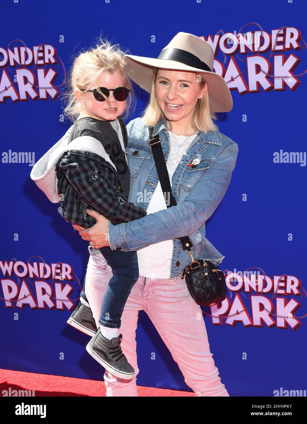 Beverley Mitchell und Hutton Michael Cameron bei der Premiere von „Wonder Park“ in Los Angeles, die am 10. März 2019 im Regency Village Theatre in Westwood, CA, stattfand. Stockfoto