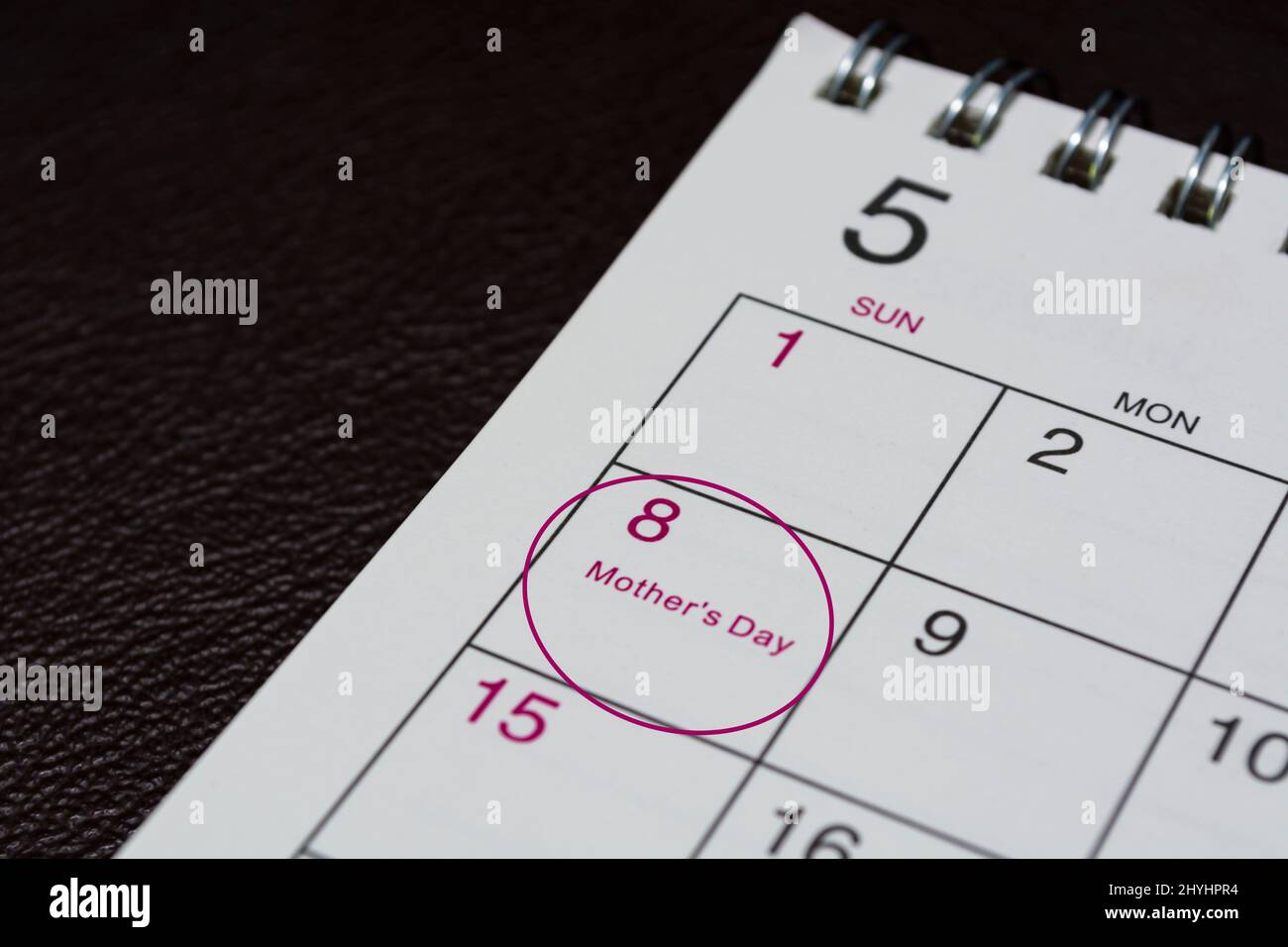 Mai-Kalender auf dunklem Hintergrund mit Datumskreis zum Happy Mother's Day. Konzept der Feier. Stockfoto
