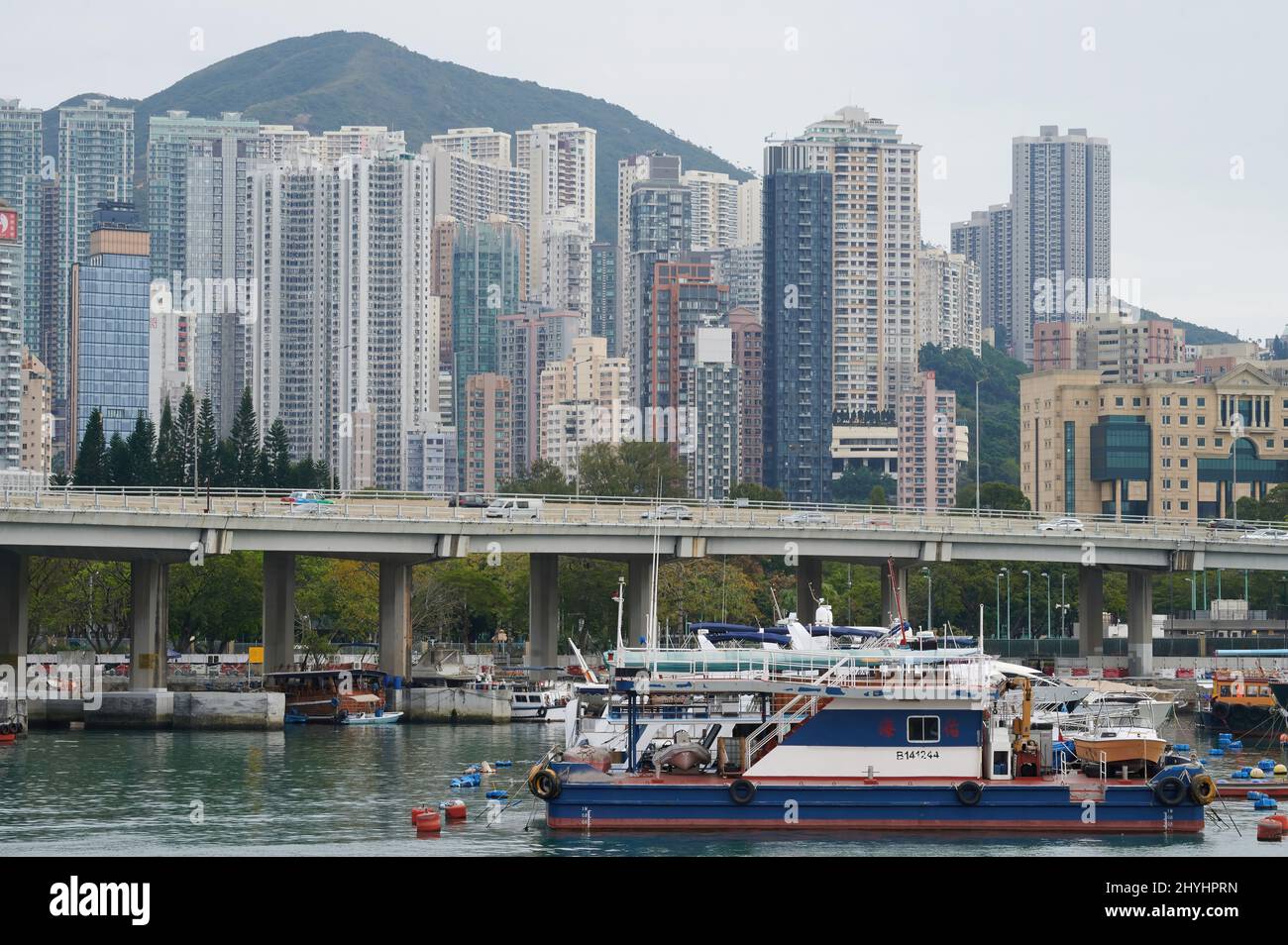 Horizontale Aufnahme hoher Gebäude an einem klaren Tag in der Nähe der Causeway Bay Typhoon Shelter in Hongkong Stockfoto