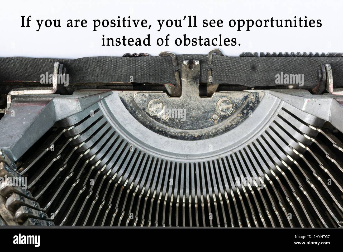 Motivationszitat auf einer alten klassischen Schreibmaschine geschrieben - Wenn Sie positiv sind, werden Sie Chancen statt Hindernisse sehen. Stockfoto