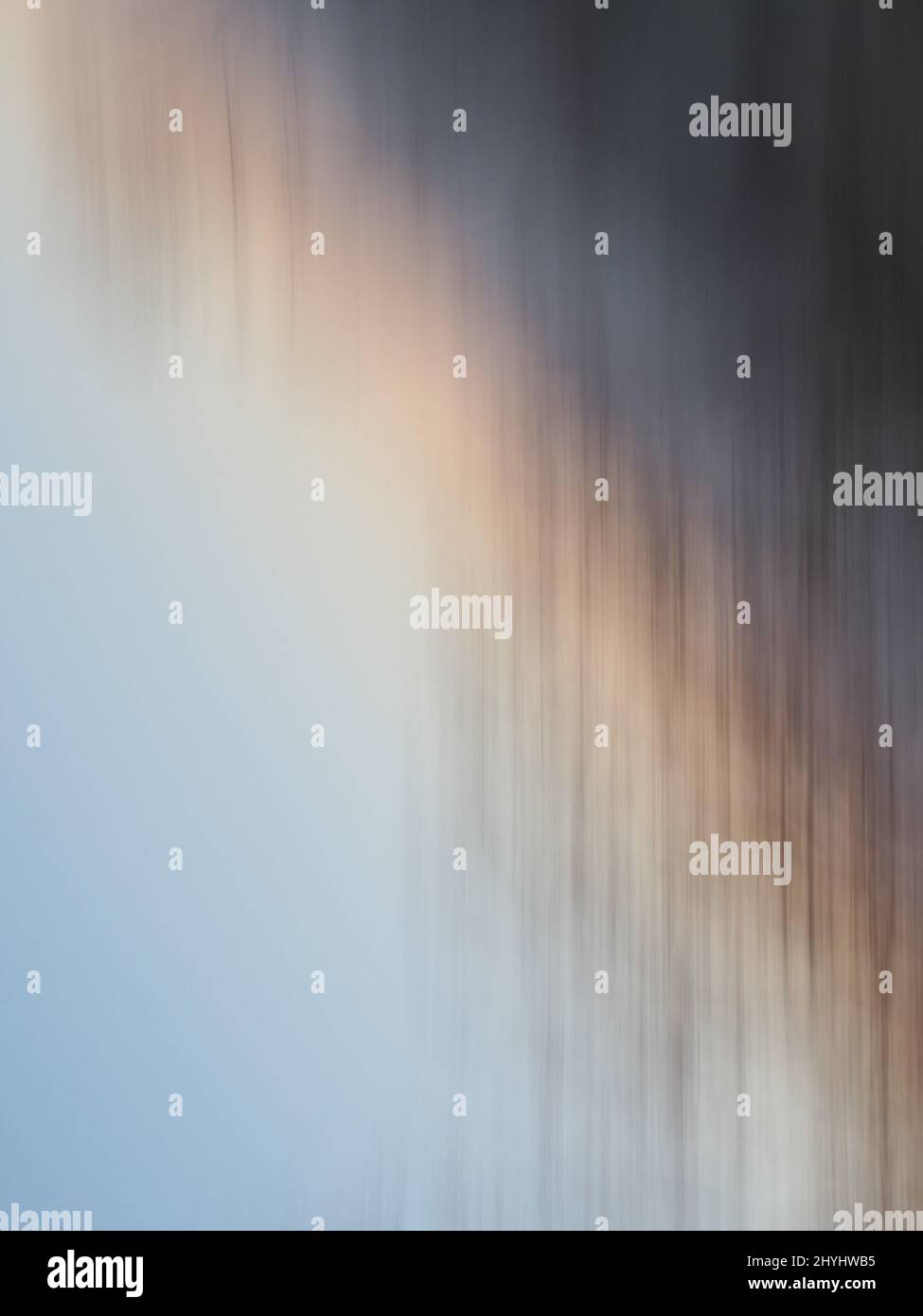 Abstrakter Regen Hintergrund. Mystisches goldenes und schwarzes Regenlicht Malerei Hintergrund Stockfoto