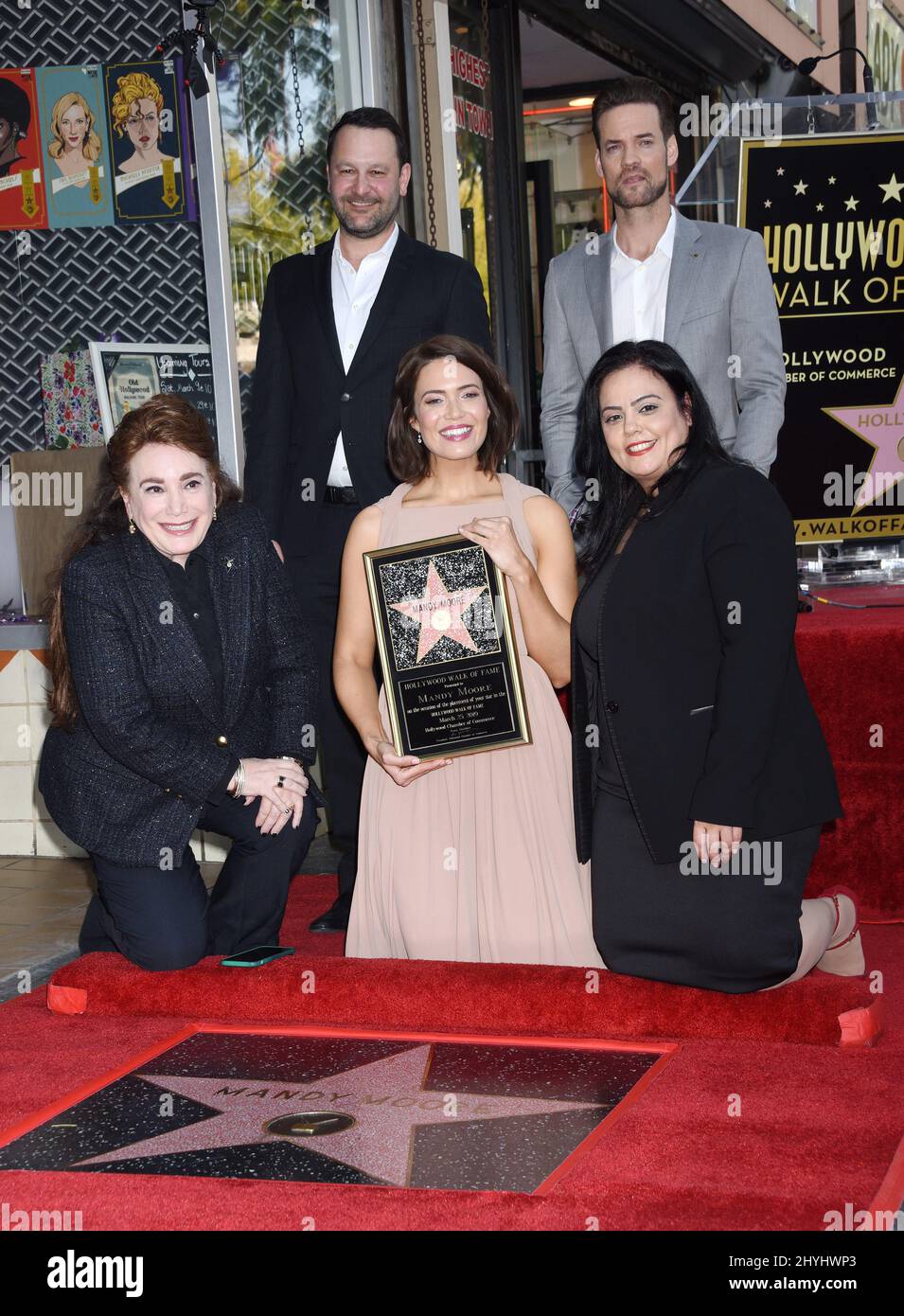 Donelle Dadigan, Dan Fogelson, Shane West, Mandy Moore und Rana Ghadban bei der Mandy Moore Star Ceremony, die am 25. März 2019 auf dem Hollywood Walk of Fame in Hollywood, ca. Stockfoto