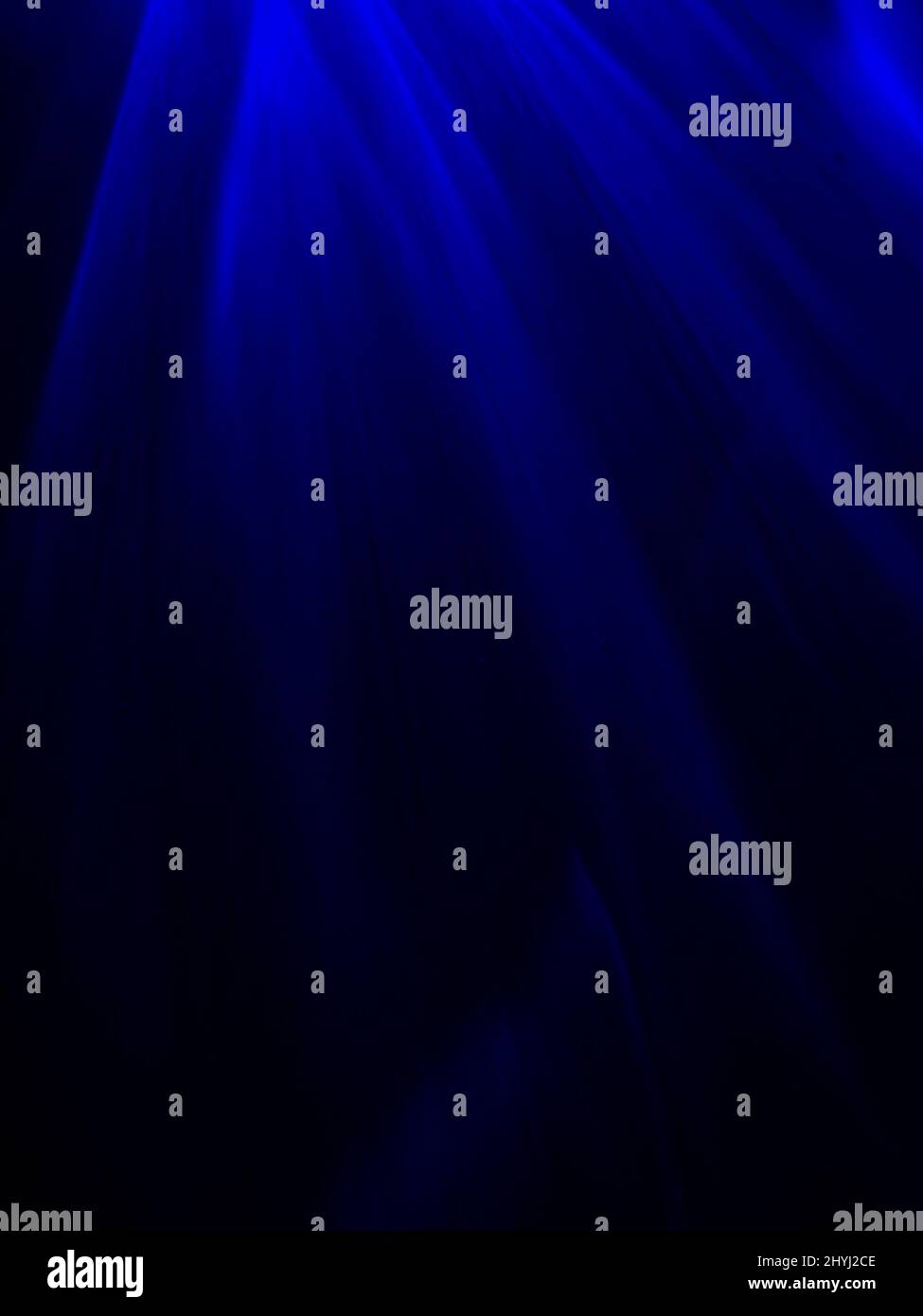 Abstrakte Fine Art Fotografie von Licht, das durch tiefes Meeresblau filtert Stockfoto