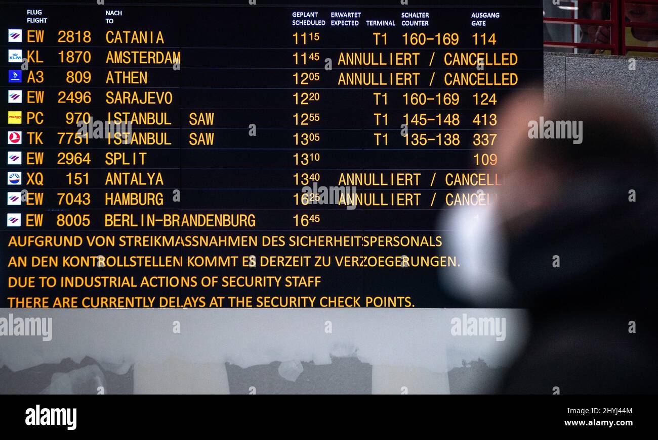 Stuttgart, Deutschland. 15. März 2022. Eine Informationstafel für Abflüge am Flughafen informiert die Passagiere über den aktuellen Streik des Sicherheitspersonals. Im Lohnstreit um die Bezahlung von Personal an den Passagierkontrollen an deutschen Flughäfen hat die Gewerkschaft Verdi ihre Mitglieder am Flughafen Stuttgart zum Streik aufgerufen - die Beschäftigten fordern einen Euro mehr Lohn pro Stunde. Quelle: Christoph Schmidt/dpa/Alamy Live News Stockfoto
