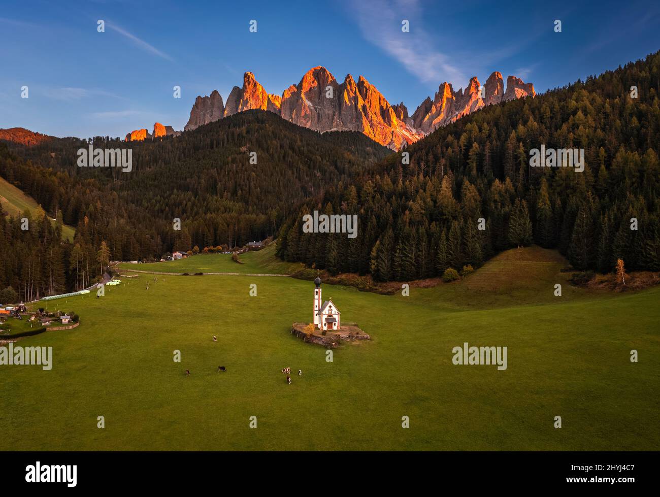 Val di Funes, Dolomiten, Italien - Luftaufnahme der schönen St. Johann Kirche (Chiesetta di San Giovanni in Ranui) in Südtirol mit dem italienischen D Stockfoto