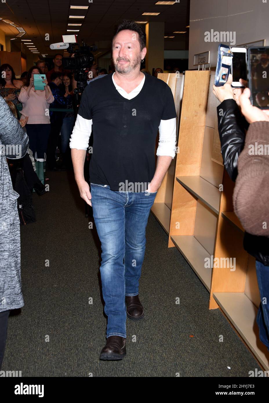 Julian Lennon bei der Unterzeichnung des Buches „Love the Earth“ bei Barnes & Noble im The Grove am 30. April 2019 in Los Angeles, USA. Stockfoto