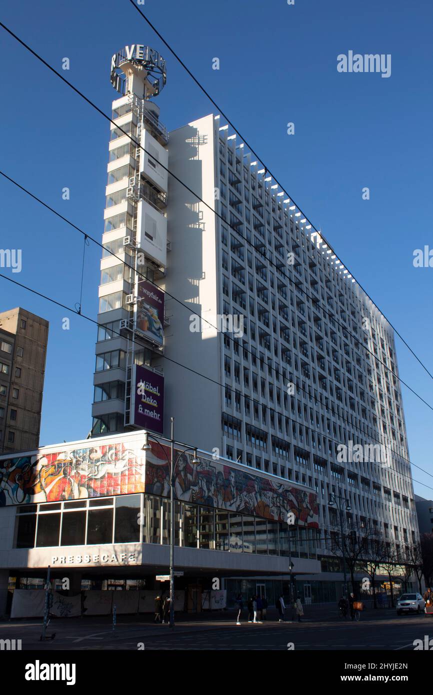 Pressehaus am Alexanderplatz und Gebäude entlang der Karl Liebknecht Straße am Alexanderplatz, Berlin Deutschland Stockfoto