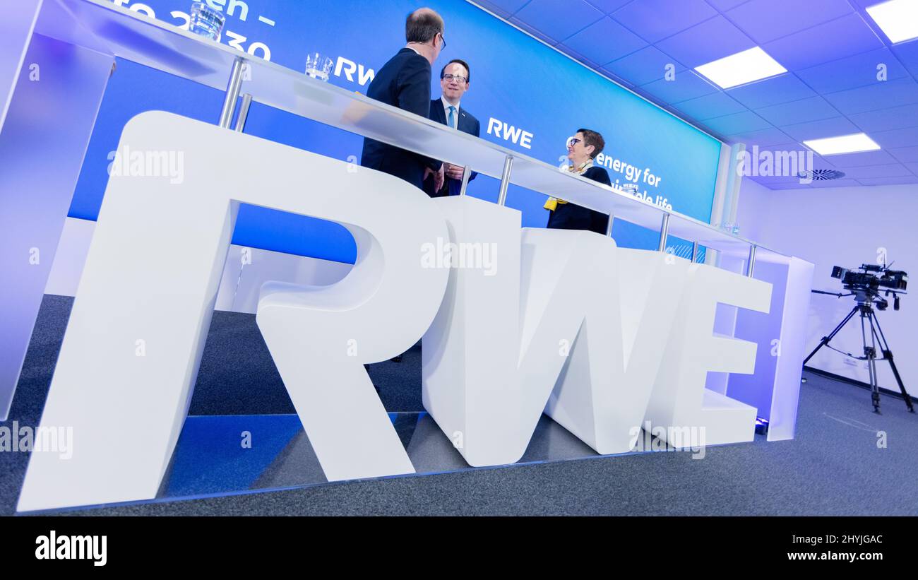 Essen, Deutschland. 15. März 2022. Markus Krebber (m), CEO von RWE, Michael Müller (l), CFO, und Zvezdana Seeger, Chief Human Resources Officer, stehen auf der Jahrespressekonferenz des Energiekonzerns RWE zusammen. Quelle: Rolf Vennenbernd/dpa/Alamy Live News Stockfoto