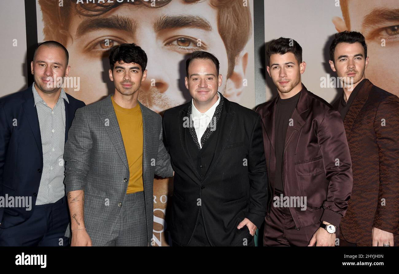 Phil McIntyre, Joe Jonas, John Taylor, Nick Jonas und Kevin Jonas bei der Amazon Prime-Weltpremiere der Jonas Brothers „Chasing Happiness“ im Regency Bruin Theater Stockfoto